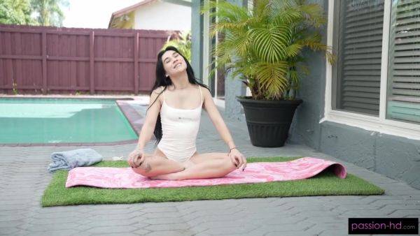 Delilah Dagger Gets Dicked Down During Downward Dog - videomanysex.com on systemporn.com