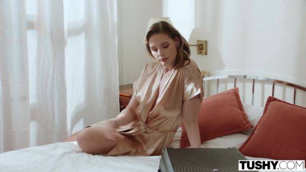 Anal-curious Milf Gapes For Masseuse - Bonni Gee & Alberto Blanco - videomanysex.com on systemporn.com