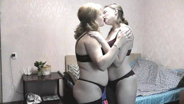 Blonde MILF seduces innocent teen girl with passionate lesbian kissing - veryfreeporn.com on systemporn.com