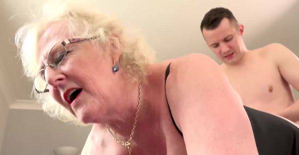 Claire Knight Gives More Than a Massage to Sam Bourne - alphaporno.com on systemporn.com