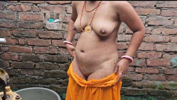 Amateur Indian Housewife Cheating in Morning Shower - Sneaky Bathroom Sex with Real Desi Couple - veryfreeporn.com - India on systemporn.com