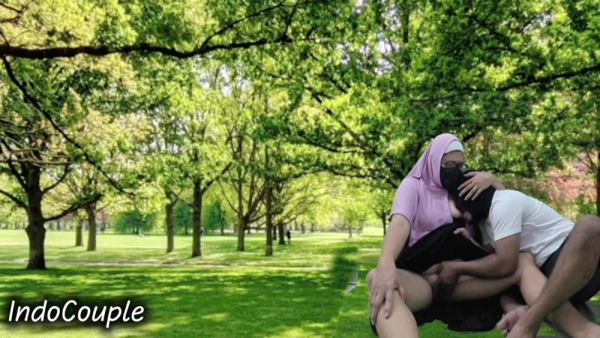 Pasutri Indo In Rekaman Seks Lagi Asik Nyepong Kontol Pasangan Berhijab Di Taman Umum - desi-porntube.com - India on systemporn.com