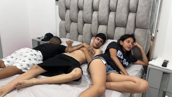 Sexo Duro - Guapo Y Musculoso Joven Le Da Una Fuerte Follada Ala Traviesa Cachonda Novia De Su Pequeno Enano Mejor Amigo - desi-porntube.com - India on systemporn.com