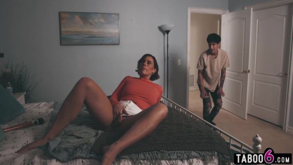 Middle Eastern Stepmom Milf Caught Pussy Squirting By Her Stepson With Kell Fire - videohdzog.com on systemporn.com