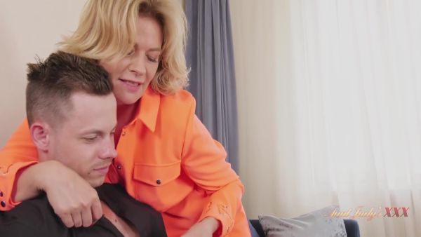 Sexy Mature Milf Diana Gets A Facial From Her Stepnephew - Gerald Vi And Diana Douglas - upornia.com on systemporn.com