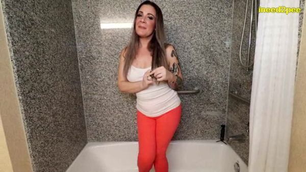 INEED2PEE Whitney Morgan candid pissing orange pants in tub - Ineed2pee Ineedamommy - hclips.com on systemporn.com