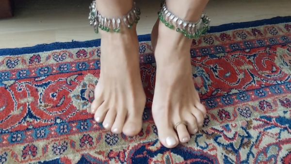 Beautiful Mature Body Posing and Feet Worship - hclips.com on systemporn.com