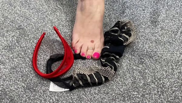 Mature British Mom Big Natural Tits Panties & Feet Homemade Model - veryfreeporn.com - Britain on systemporn.com