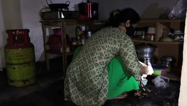 Desi Aunty Anal Doggy Style - Bangladeshi Step Mom Fucked Hard in Ass While Cooking - xxxfiles.com - India on systemporn.com