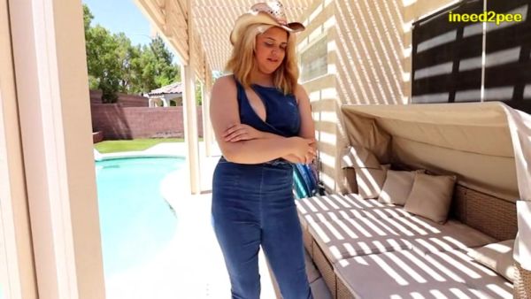 INEED2PEE Leda Lotharia wetting denim jumpsuit for fun! - Ineed2pee Ineedamommy - hclips.com on systemporn.com