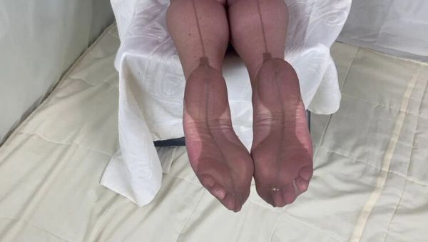 Mature British MILF Teases Pussy in Classic 1960s Stockings - Amateur Foot Fetish Homemade HD - veryfreeporn.com - Britain on systemporn.com