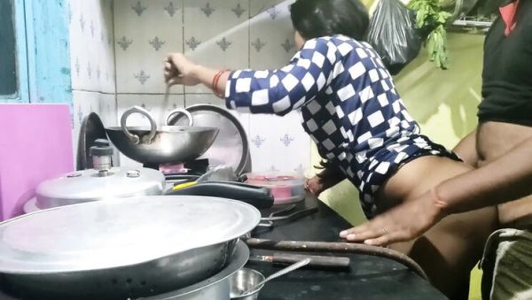 Mumbai Ashu Indian Sister In Law Kitchen Quickie - Horny Desi Aunty Handjob & Cum in Mouth 69 - xxxfiles.com - India on systemporn.com