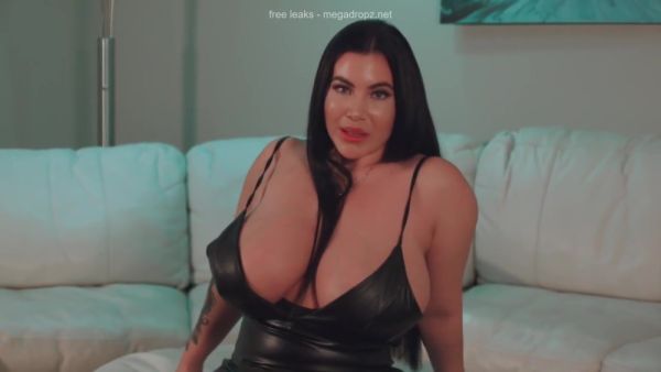 Masturbates In Her Latex Dress - videomanysex.com on systemporn.com