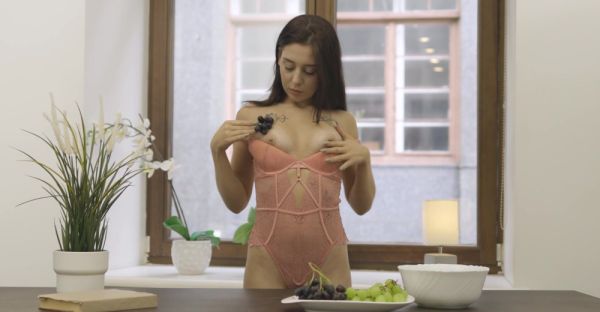 Brunette babe Usha teases her t*** titties with long nails - alphaporno.com on systemporn.com