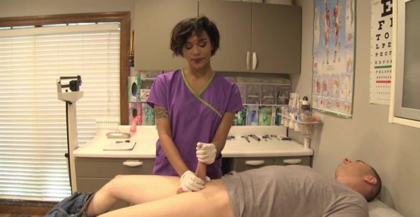 The nurse put on gloves and helped the patient with a bold move. - alphaporno.com on systemporn.com