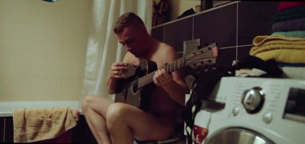 Boyfriend Distracted from Guitar by Oral Sex - inxxx.com - Czech Republic on systemporn.com