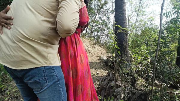 Hot Indian Housewife Laxi Ammu Gets Naughty Outdoor Public Sex With Apple Baby - veryfreeporn.com - India on systemporn.com