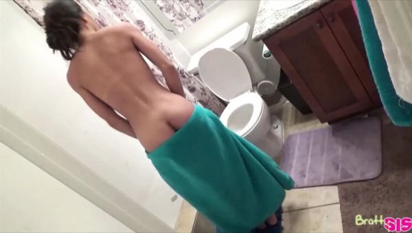 Aria Skye Punishes Her Boyfriend with a Deep Throat Handjob - veryfreeporn.com - Britain on systemporn.com