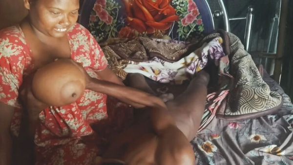 Desi Housewife Gives Sensual Handjob with Oil - veryfreeporn.com - India on systemporn.com