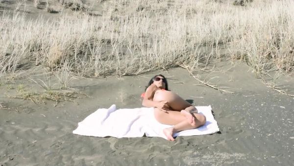 Wyld Yasmin Takes a Big Dick on a Public Beach - porntry.com - New Zealand on systemporn.com