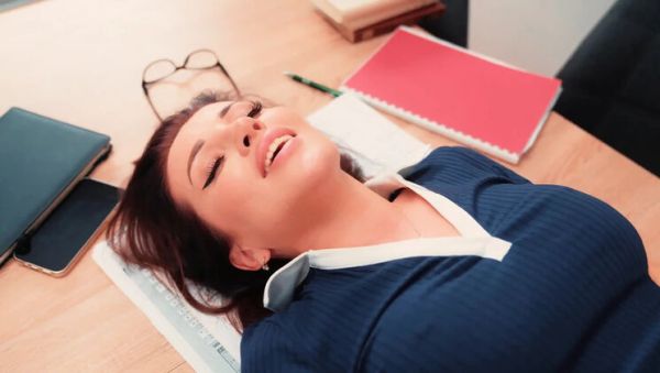 Hot Teacher Luna Roulette Sex With Student After He Finds Her Nude Photos - veryfreeporn.com - Britain - Usa on systemporn.com