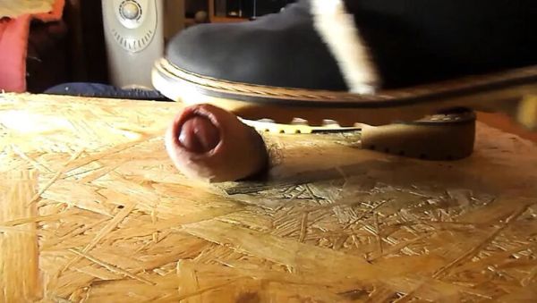 Domina crushes cock with high heels - porntry.com - Britain - Romania on systemporn.com