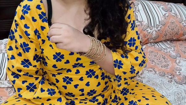 Sexy Bhabhi Shows Bra Strip to Brother-in-Law - veryfreeporn.com on systemporn.com
