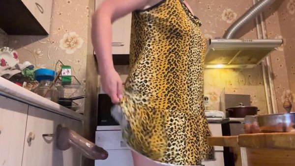 Horny Milf Masturbates While Cooking - veryfreeporn.com - Britain on systemporn.com