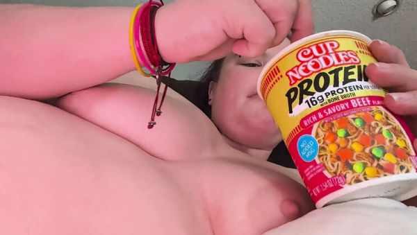 BBW MILF TheKinkyPwrLftr Eats Lunch and Shows Her Big Tits Solo - porntry.com - Britain on systemporn.com