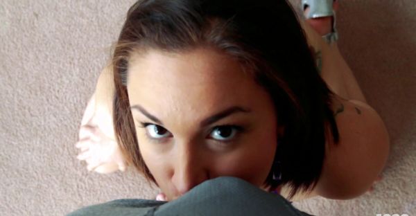 Amateur Gabby in skimpy bikini kneels on the couch - alphaporno.com on systemporn.com