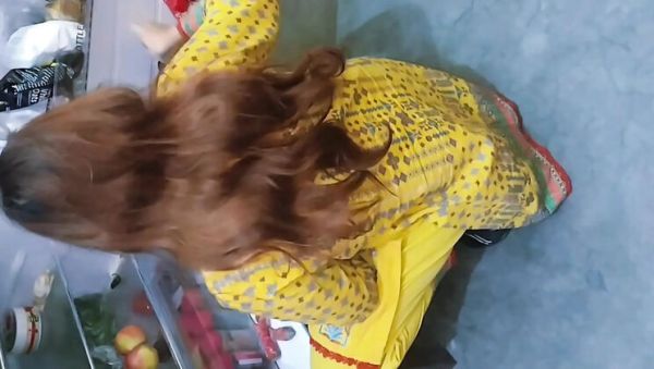 Pakistani Beautiful Bhabi Cleaning Fridge in Winter – Desi Homemade Sex Video - veryfreeporn.com - India - Pakistan on systemporn.com